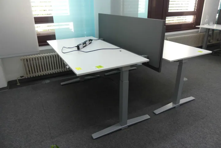 Elektrisch höhenverstellbarer Schreibtisch mit Trennwand Maße in cm ca. 160 x 80